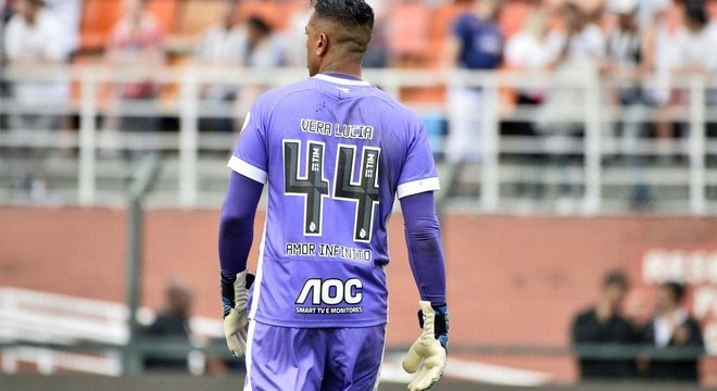 Sidão com o nome da mãe que perdeu nas costas. O troféu foi uma crueldade